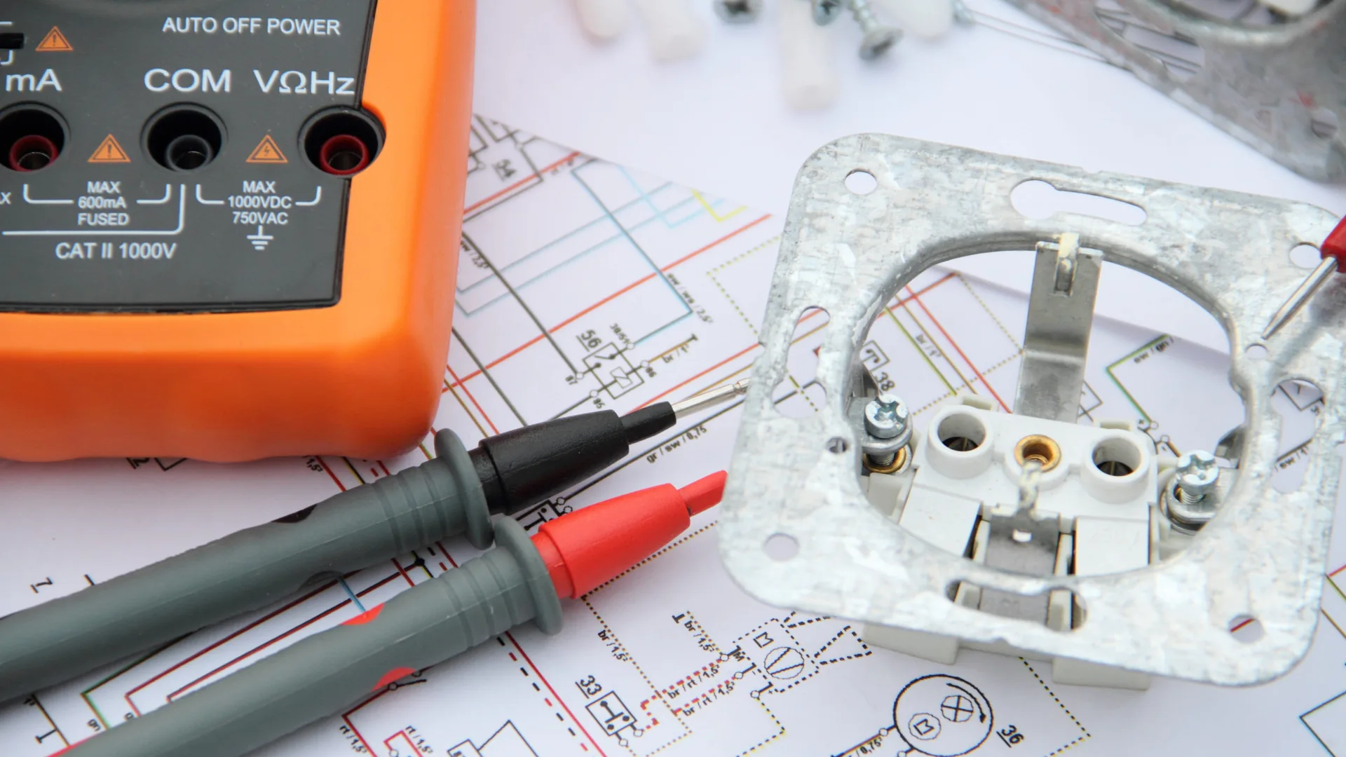 Electrical outlet wiring and voltage testing equipment for calculating safe power loads