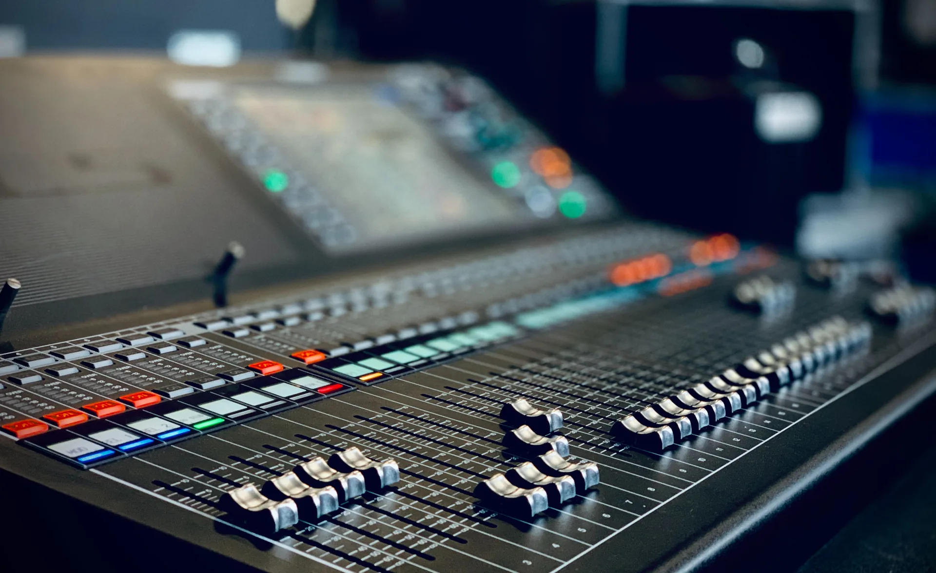 Yamaha CL5 professional mixing console with multiple channels and controls